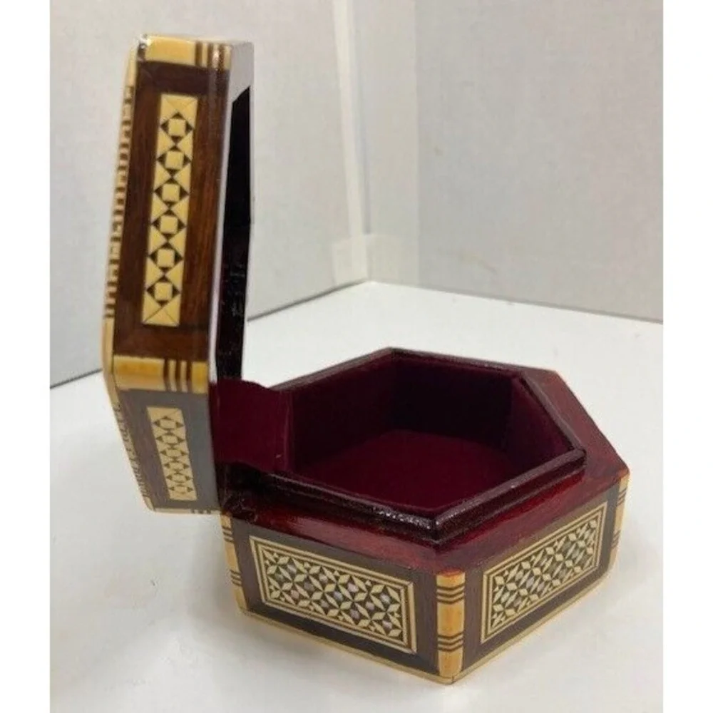 Vintage Egyptian Wood & Mother Pearl Inlay Trinket Box Lined Red Velvet  Hexagon - Picture 6 of 10